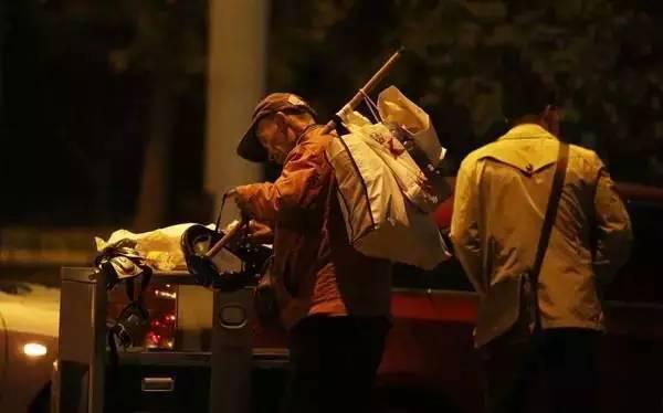含著淚看完的！一位拾荒老人，溫暖了整個人間